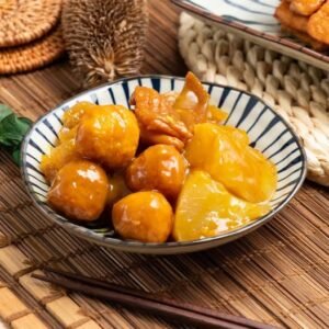 แกงกะหรี่สามอย่าง (ลูกชิ้นปลา ปลาหมึก และหัวไชเท้า) Three-ingredient curry (fish balls, squid, and radish)